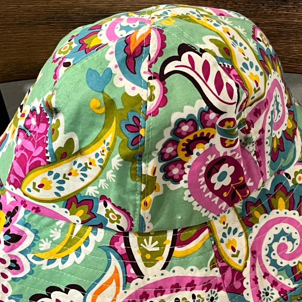 VERA BRADLEY NWOT AUTHENTIC TUTTI FRUTTI GREEN PAISLEY REVERSIBLE BUCKET HAT
